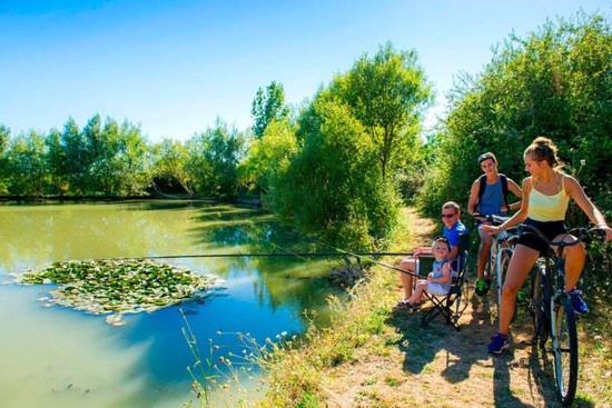 Апартаменты Camping Tranche Sur Mer Angles  Экстерьер фото